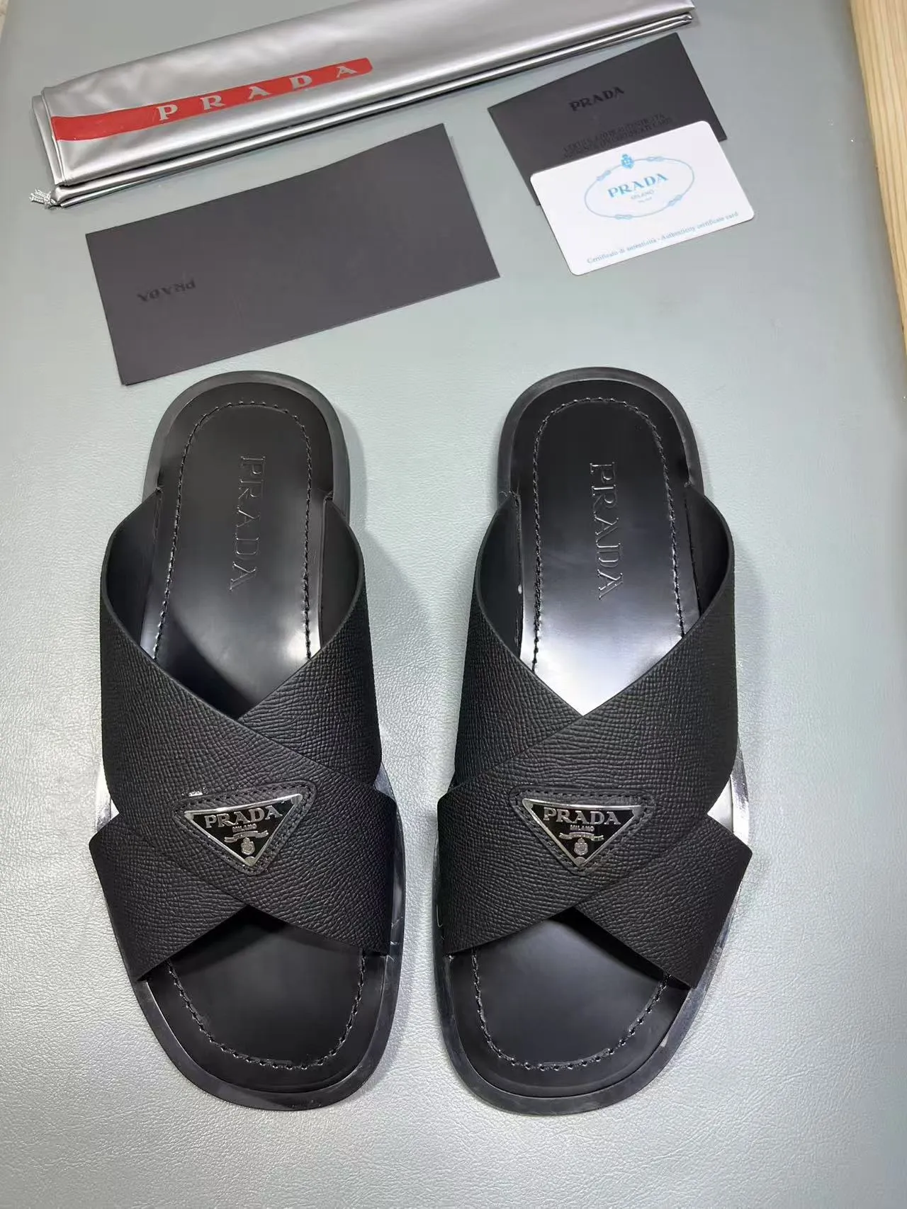 340💰PRADA Prada’s latest slippers are synchronized with the official website. This slipper is made of the brand’s unique and iconic Saffiano leather. The brand logo jumps out from the double straps, and the brand style is clearly visible. Cowhide gives men elegant charm and functional design, making it an ideal choice for vacation and leisure. Size:38-45